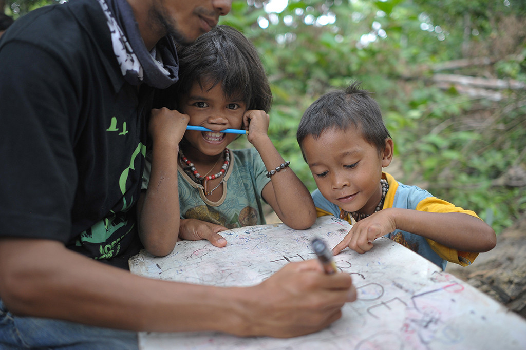 Keceriaan Suku Anak Dalam Belajar di Hutan
