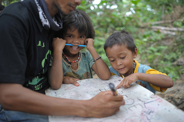 Keceriaan Suku Anak Dalam Belajar di Hutan