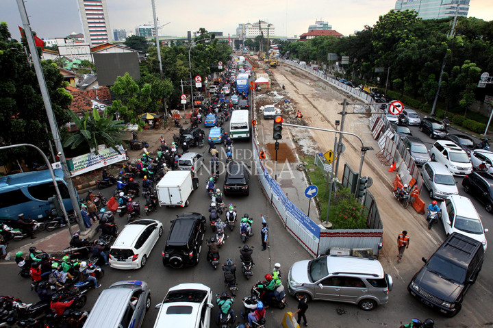 Sejumlah kendaraan melintas di samping proyek Underpass di Jalan Mampang, Jakarta Selatan, Selasa (11/4/2017). MI/Adam Dwi