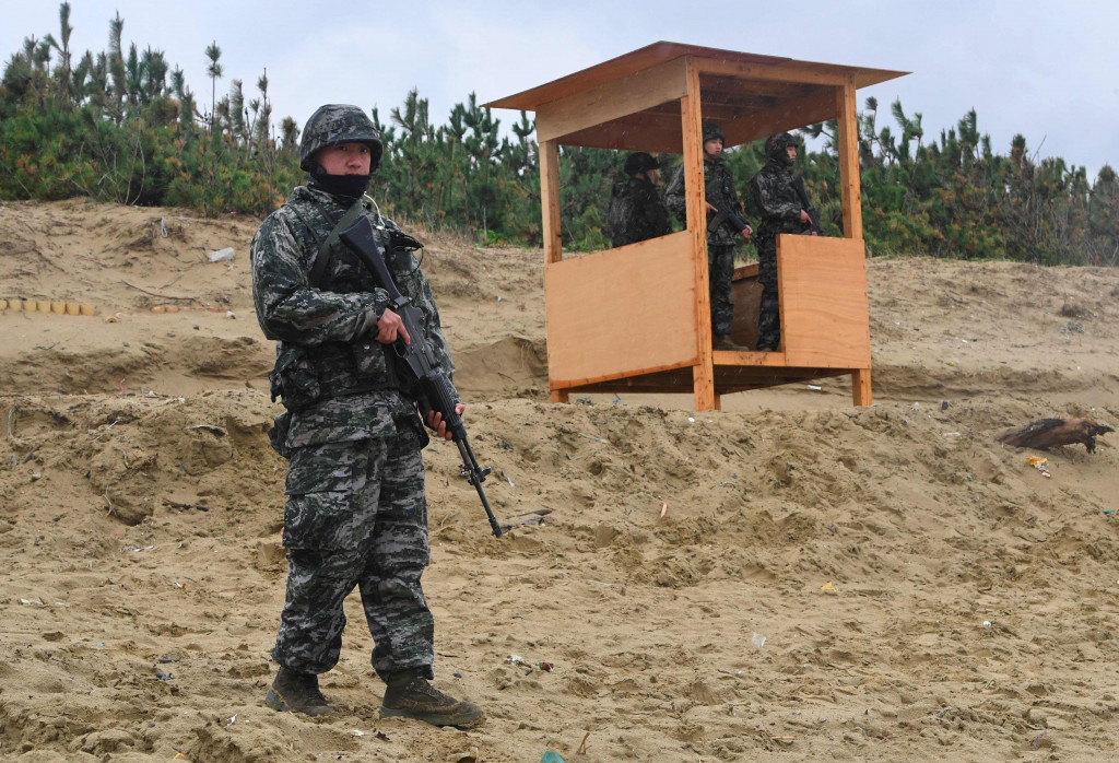 Serang prajurit marinir Korsel berjaga di perbatasan pantai tempat latihan bersama AS digelar. Uji coba peluncuran rudal jarak jauh oleh Korut, memicu kekhawatiran Korsel yang merupakan sekutu AS di Asia. 