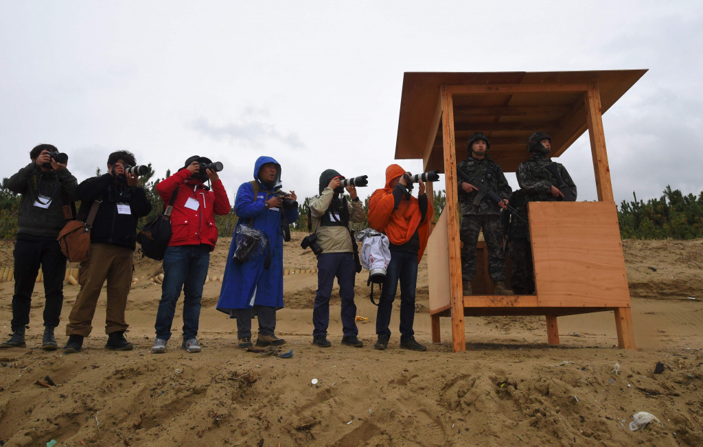 Beberapa wartawan Korsel memotret latihan yang bertajuk Combined Joint Logistics Over-the-Shore (CJLOTS). Pantai Pohang di selatan Korsel, jaraknya cukup jauh dari Korut. 