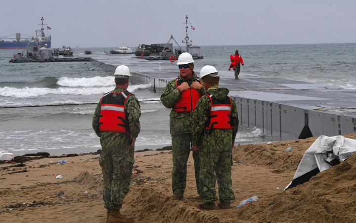 Anggota pasukan marinir AS mempersiapkan jalur pendaratan di pantai Pohang, Korea Selatan, untuk kendaraan tempurnya. 