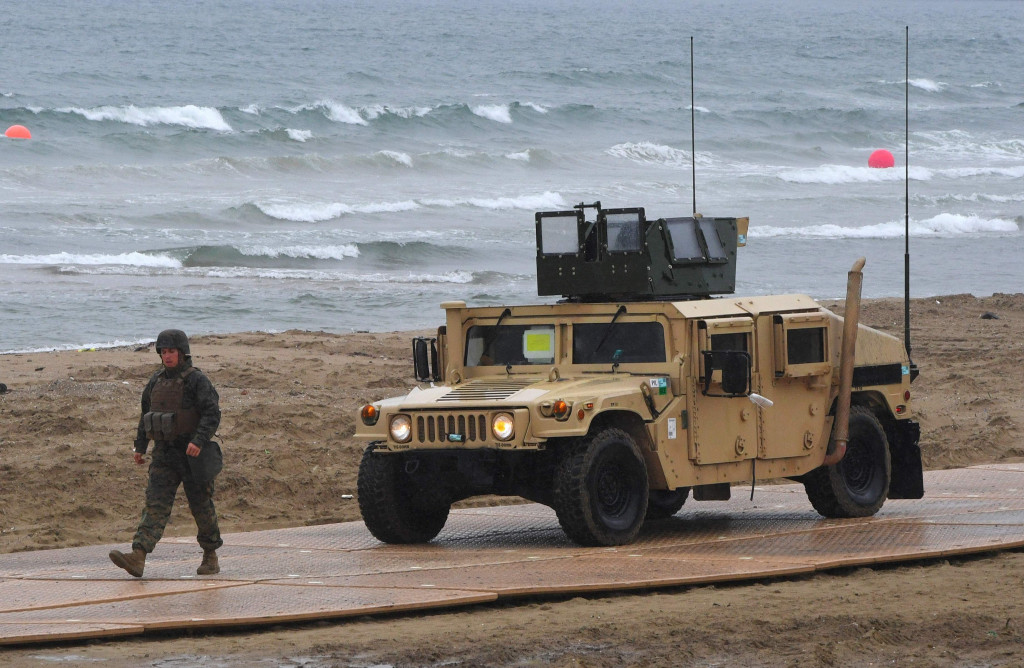Kendaraan militer AS menyusuri bibir pantai Pohang. Lokasi latihan yang berhadapan langsung dengan Laut Cina Selatan itu juga diwaspadai oleh Tiongkok.