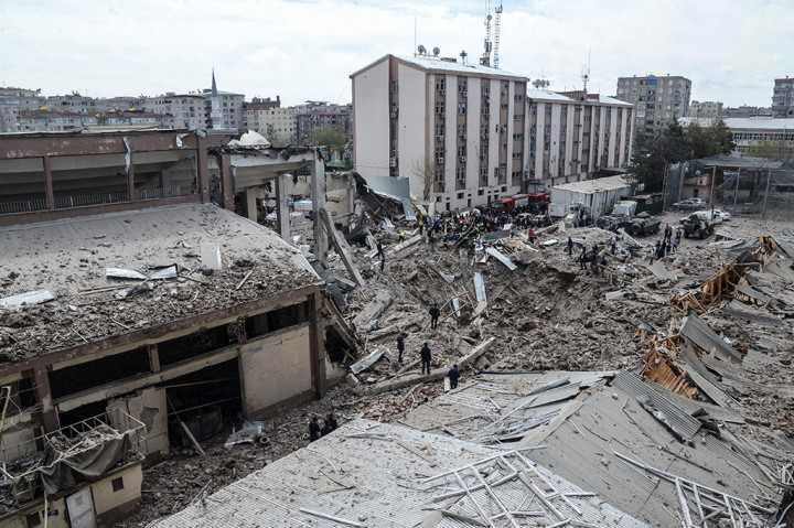 Ledakan hebat yang terjadi di dekat markas polisi antihuru-hara di kota Diyarbakir, Turki merusak sejumlah kendaraan dan bangunan di sekitarnya.