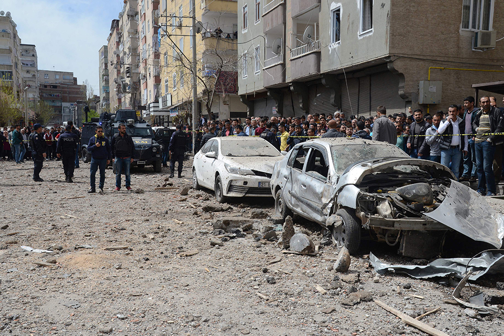 Kondisi kendaraan yang terkena imbas ledakan.