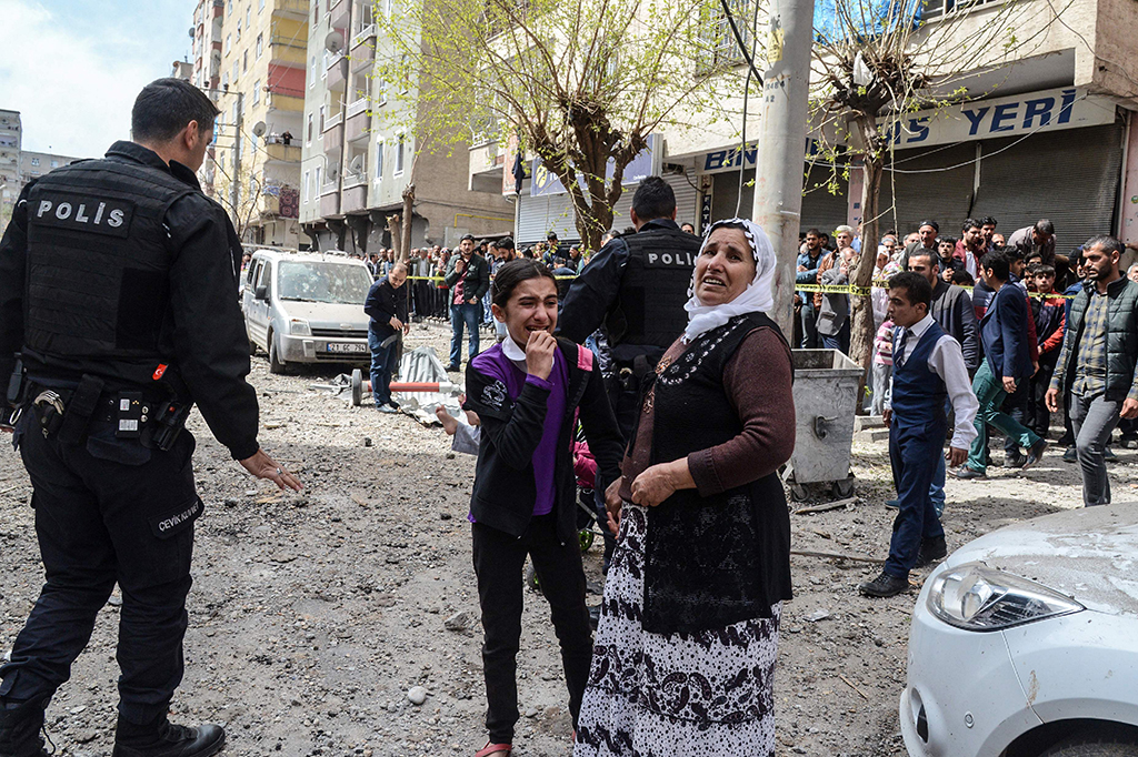 Suara ledakan yang begitu besar menyebabkan warga setempat panik.