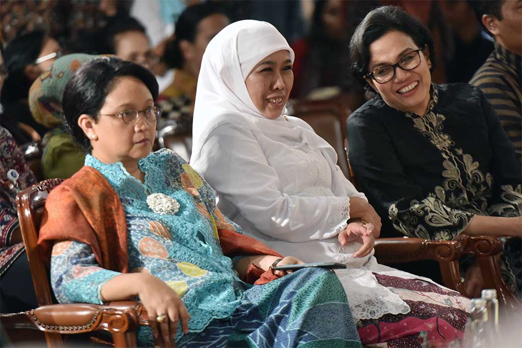 (Dari kiri) Menteri Luar Negeri Retno Marsudi, Menteri Sosial Khofifah Indar Parawansa, dan Menteri Keuangan Sri Mulyani (kanan) menghadiri acara 'Panggung Para Perempuan Kartini' di Museum Bank Indonesia, Jakarta, Selasa (11/4/2017) malam. 
