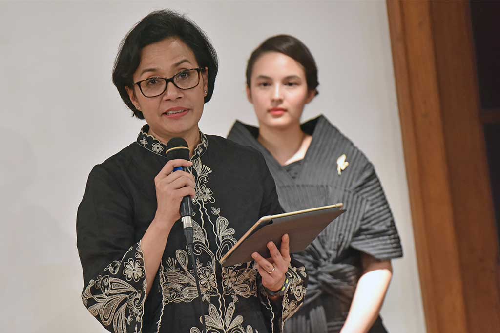 Menkeu Sri Mulyani bersama aktris Chelsea Islan membacakan surat Kartini ketika tampil pada 'Panggung Para Perempuan Kartini'.