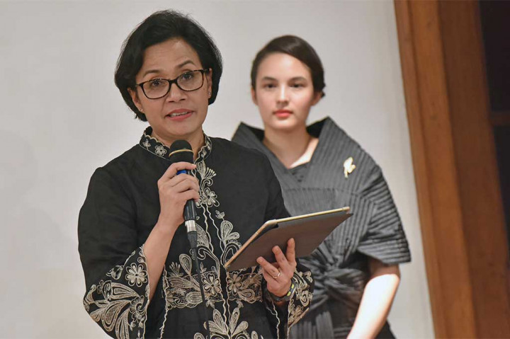 Menkeu Sri Mulyani bersama aktris Chelsea Islan membacakan surat Kartini ketika tampil pada 'Panggung Para Perempuan Kartini'.