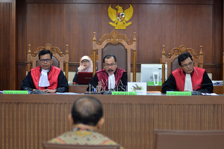 Terdakwa perantara suap proyek jalan Kementerian Pekerjaan Umum dan Perumahan Rakyat (PUPR) Amran HI Mustary menjalani sidang pembacaan vonis di di Pengadilan Tipikor, Kemayoran, Jakarta Pusat, Rabu (12/4/2017).