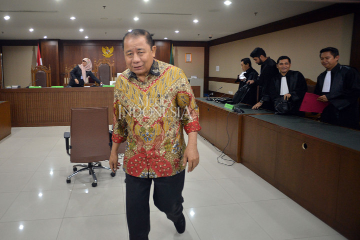 Amran divonis Majelis Hakim enam tahun penjara dan denda Rp800 juta subsidier empat bulan kurungan.