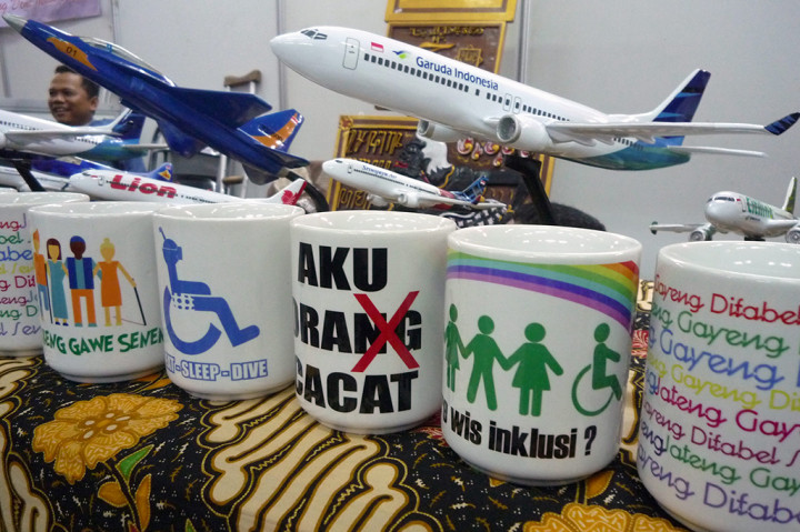 Kerajinan yang dipamerkan antara lain miniatur pesawat serta gelas/mug.