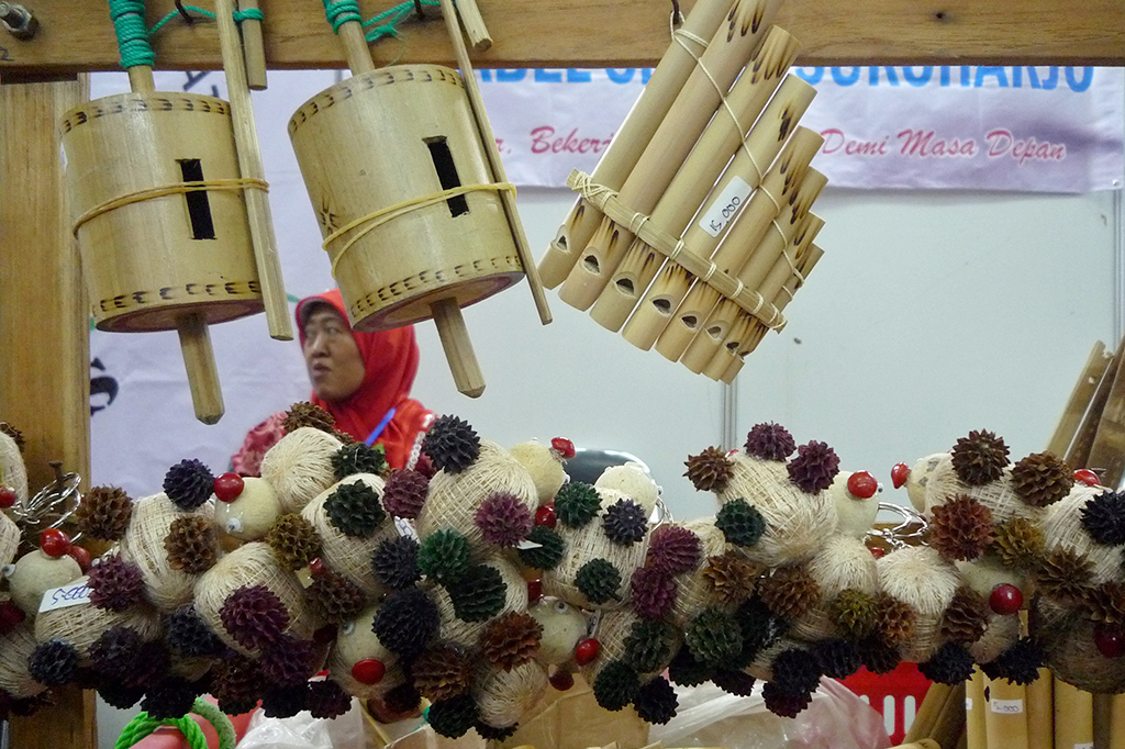 Selain itu, alat musik dari bambu dan boneka rajut karya penyandang disabilitas dipamerkan.