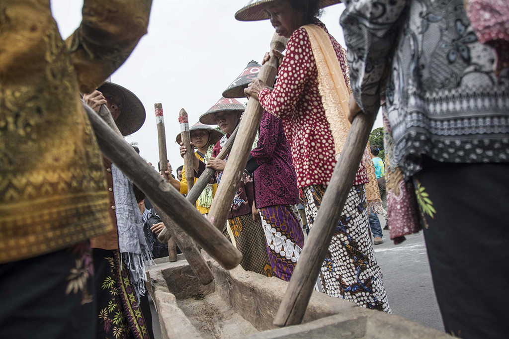 Sejumlah petani asal Kendeng, Rembang, Jawa Tengah melakukan aksi unjuk rasa dengan menabuh lesung.
