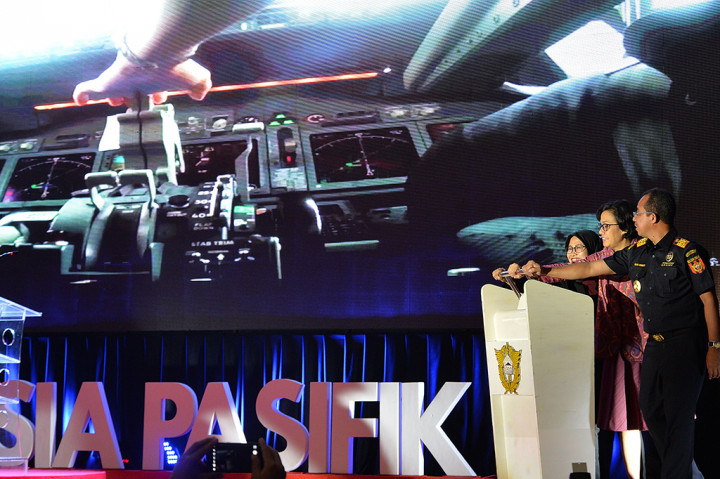 Menteri Keuangan Sri Mulyani (tengah) didampingi Dirjen Bea dan Cukai Heru Pambudi (kanan) dan Ketua Umum Perkumpulan Pusat Logistik Berikat Indonesia (PPLBI) Ety Puspitasari (kiri) mendorong tuas tanda Peringatan Satu Tahun Pusat Logistik Berikat (PLB).