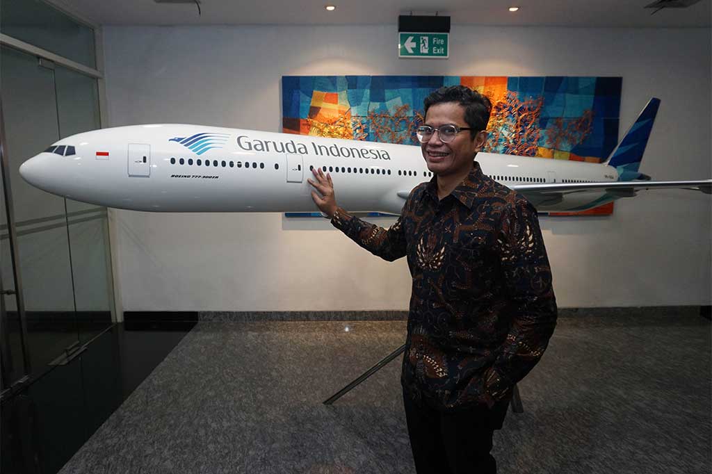 Direktur Utama PT Garuda Indonesia (Persero) Tbk Pahala Nugraha Mansury berpose usai memberikan keterangan kepada wartawan di kantor Garuda City Center, Tangerang, Banten, Rabu (12/4/2017).