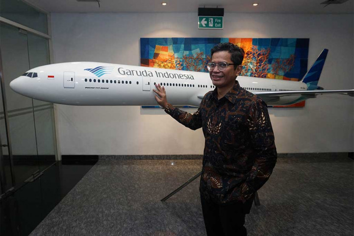 Direktur Utama PT Garuda Indonesia (Persero) Tbk Pahala Nugraha Mansury berpose usai memberikan keterangan kepada wartawan di kantor Garuda City Center, Tangerang, Banten, Rabu (12/4/2017).
