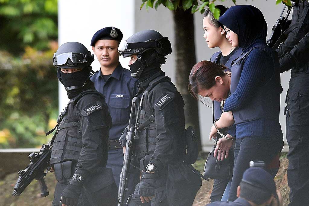 Terdakwa pembunuhan Kim Jong-Nam, Siti Aisyah mendapat pengawalan ketat aparat saat tiba di Mahkamah Sepang Selangor, Kamis (13/4/2017).