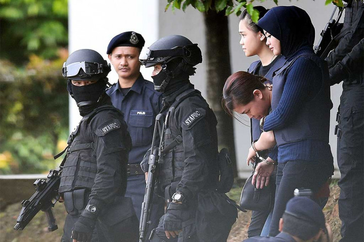Terdakwa pembunuhan Kim Jong-Nam, Siti Aisyah mendapat pengawalan ketat aparat saat tiba di Mahkamah Sepang Selangor, Kamis (13/4/2017).