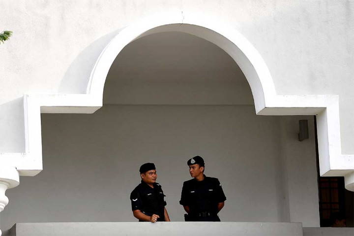 Aparat kepolisian berjaga-jaga di  Mahkamah Sepang Selangor. Hanya 40 wartawan yang diperbolehkan masuk ke lokasi sidang, 14 di antaranya wartawan internasional termasuk Indonesia. Puluhan wartawan lainnya hanya menunggu di depan pagar.