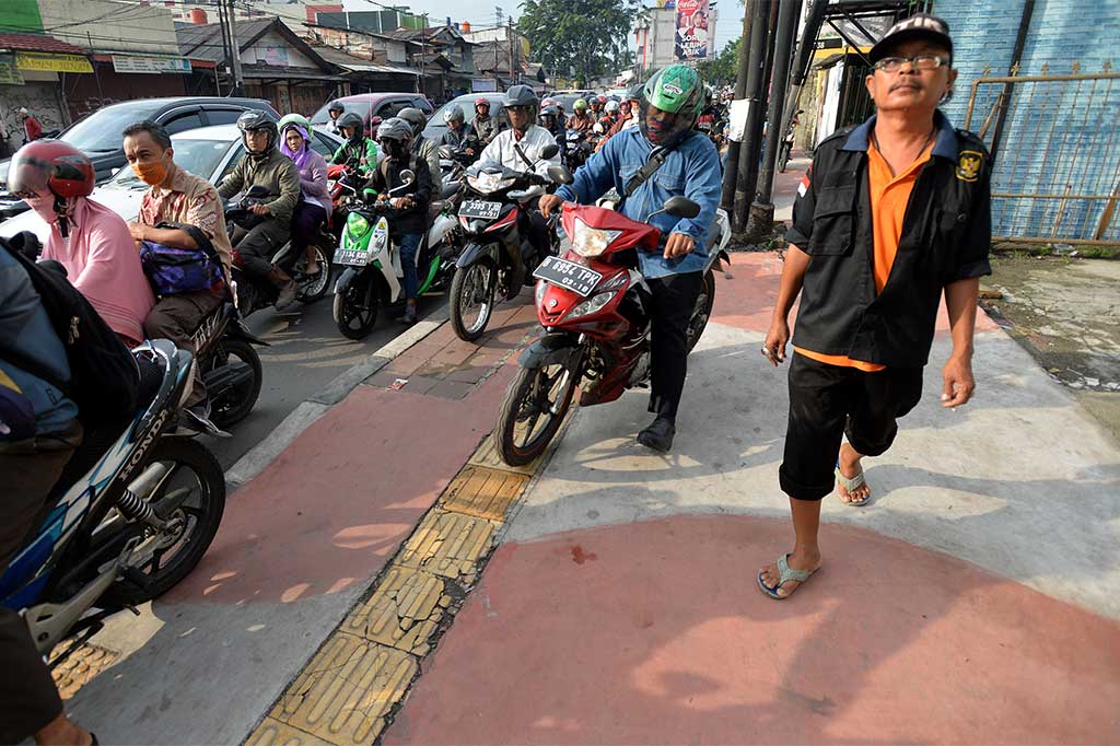 Para Pengendara Motor Ini Rampas Hak Pejalan Kaki