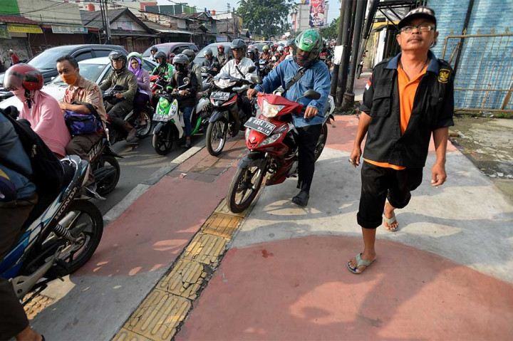 Para Pengendara Motor Ini Rampas Hak Pejalan Kaki