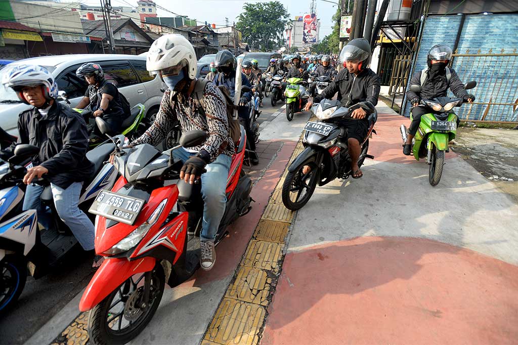 Para Pengendara Motor Ini Rampas Hak Pejalan Kaki