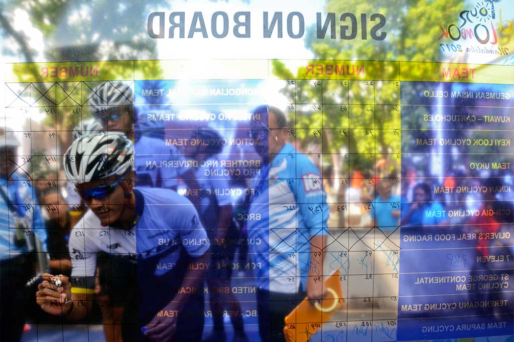 Pembalap menandatangani daftar keikutsertaan sebelum memulai start etape pertama Tour de Lombok Mandalika 2017 di Mataram, NTB, Kamis (13/4).