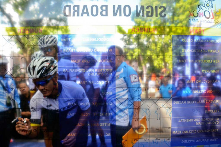 Pembalap menandatangani daftar keikutsertaan sebelum memulai start etape pertama Tour de Lombok Mandalika 2017 di Mataram, NTB, Kamis (13/4).