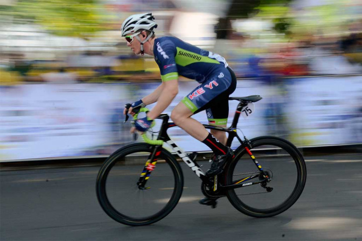 Pembalap memacu sepedanya pada etape pertama Tour De Lombok Mandalika 2017.