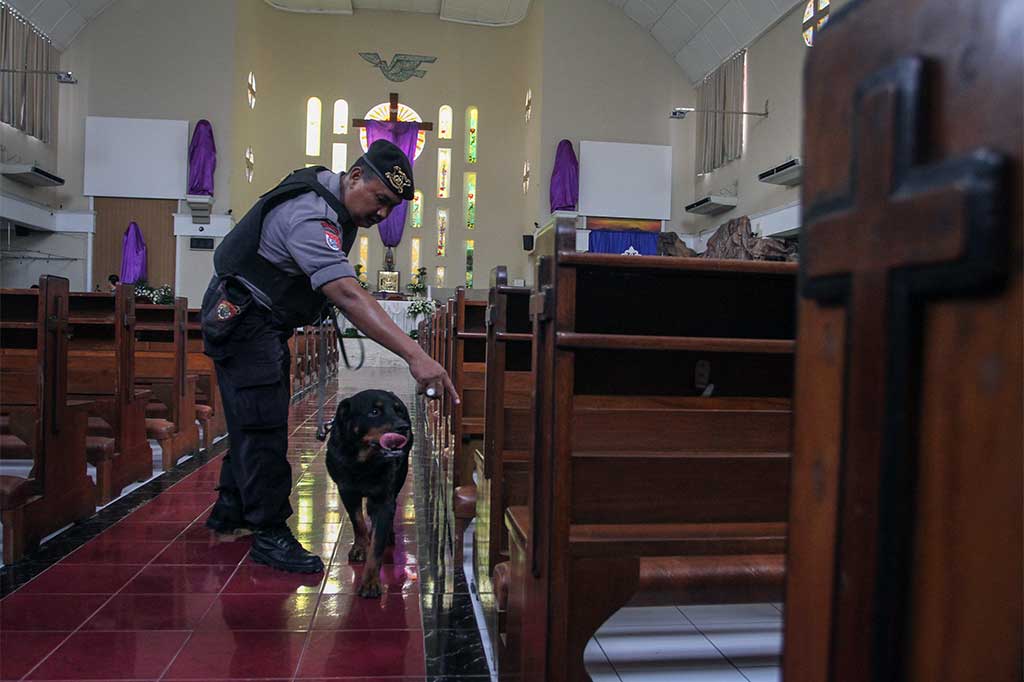 Jelang Paskah, Aparat Sterilisasi Gereja
