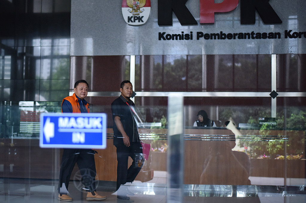 Mantan Deputi Informasi, Hukum dan Kerjasama Badan Keamanan Kelautan (Bakamla) Eko Susilo Hadi (kiri) usai menjalani pemeriksaan di gedung KPK, Jakarta, Kamis (13/4/2017).