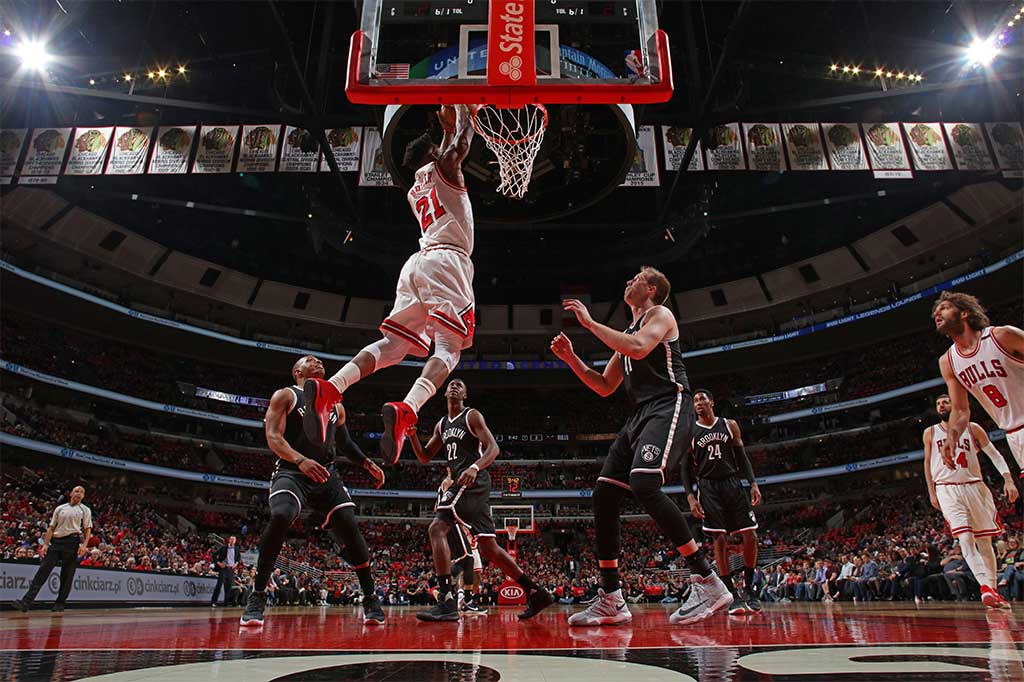 Forward Chicago Bulls Jimmy Butler melakukan slam dunk saat melawan Brooklyn Nets di United Center, Chicago, Illinois, Kamis (13/4/2017) WIB.