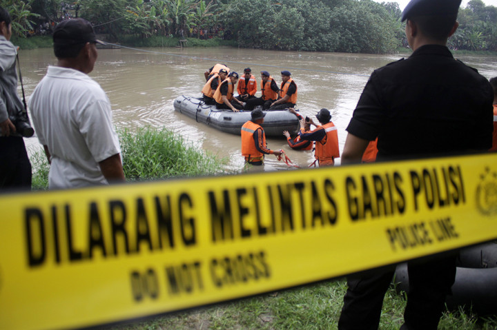 Tim dari Basarnas, BPBD, dan Polri melakukan pencarian terhadap korban yang hilang di sepanjang Sungai Kalimas, Wringinanom, Gresik, Jawa Timur, Kamis (13/4/2017).
