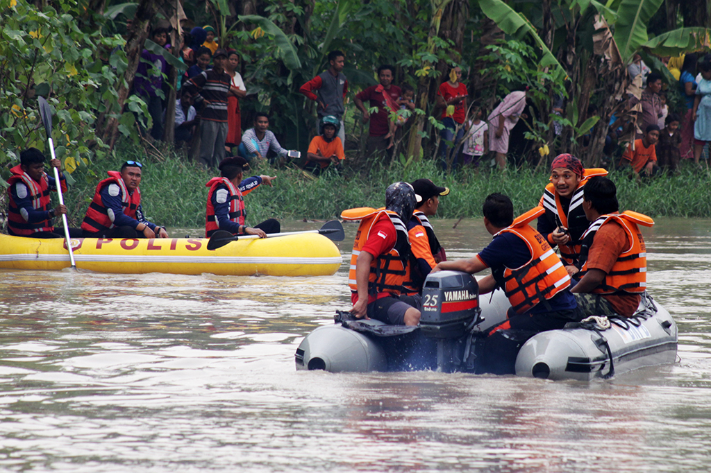 Perahu jenis tambang itu terbalik diduga akibat kelebihan muatan. Perahu mengangkut 12 orang dan enam sepeda motor.