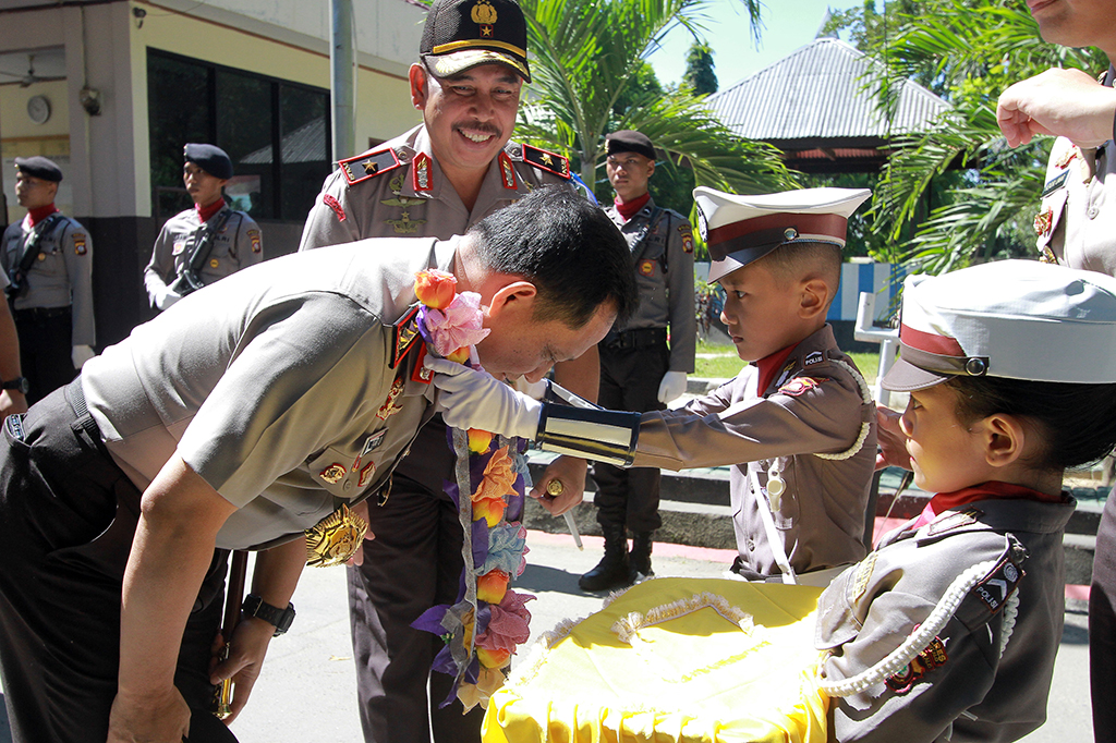 Polisi cilik menyambut kedatangan Kapolri Jenderal Pol Tito Karnavian di Polda Gorontalo, Kamis (13/4/2017).