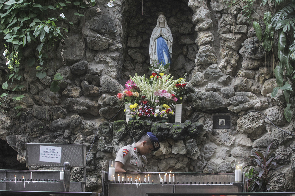 Anggota Brimob Polri melakukan sterilisasi di Gereja Katedral, Jakarta.