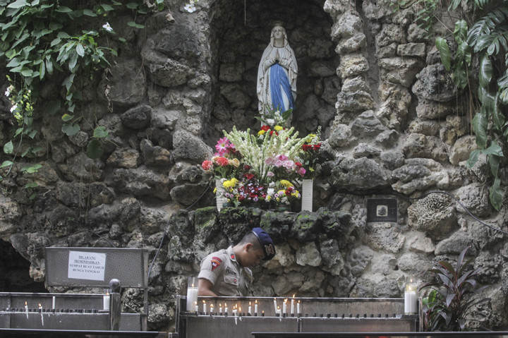 Anggota Brimob Polri melakukan sterilisasi di Gereja Katedral, Jakarta.