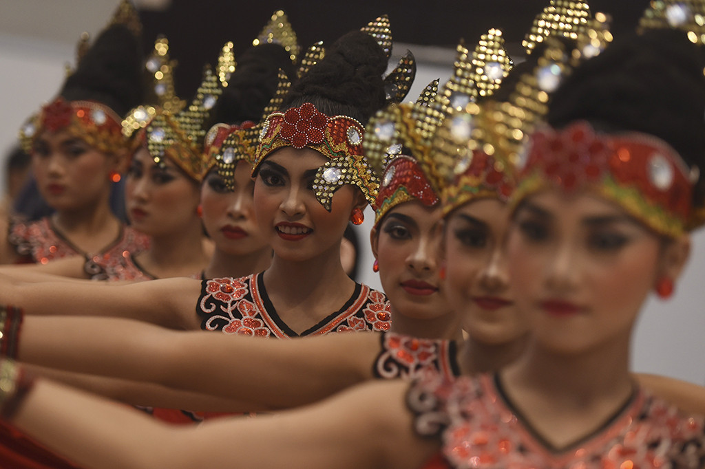 Penari menghibur pengunjung saat perhelatan Majapahit Travel Fair (MTF) di Grand City Convex Surabaya, Jawa Timur.