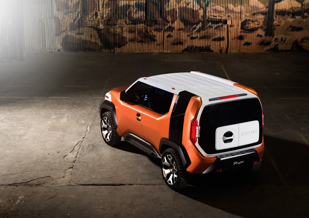 Bila dibanding FJ Cruiser yang akan digantikannya, dimensi FT-4X Concept agak lebih mungil. Wheelbase-nya 2,6 meter.