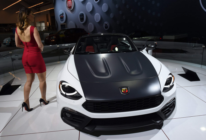 Fiat yang dikenal sebagai sebagai produsen mobil keluarga, menghadirkan sportcar Spider 124 Abbarth.   AFP PHOTO / TIMOTHY A. CLARY