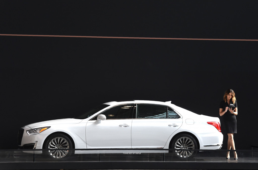 Genesis G90. Genesis ada merek tersendiri dari Hyundai Motor untuk sedan mewah yang mereka produksi untuk pasar Amerika.  AFP PHOTO / TIMOTHY A. CLARY