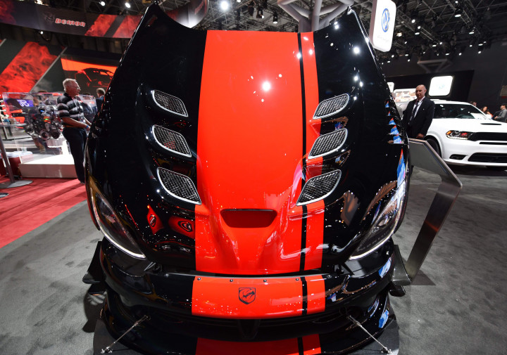 Dodge Viper yang bergaya retro mewakili produsen otomotif Amerika. AFP PHOTO / TIMOTHY A. CLARY