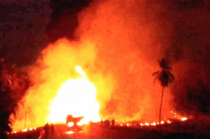 Ledakan dan kebakaran dahsyat terjadi setelah tabrakan antara bus dengan truk pengangkut BBM di jalan raya Morelia-Guerrero dekat Kota La Union, negara bagian Guerrero, Meksiko, Kamis (13/4/2017) waktu setempat. 