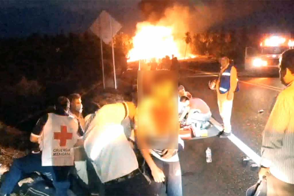 Sedikitnya 24 orang tewas dan sembilan lainnya luka-luka akibat kecelakaan tersebut. Pejabat yang tidak ingin disebutkan namanya mengatakan beberapa korban mengalami luka bakar parah.