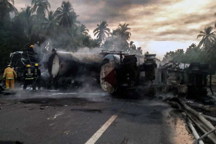 Kepolisian mengatakan bus nahas itu sedang meluncur ke arah pantai ketika menabrak truk tanker, yang berangkat dari pelabuhan Lazaro Cardenas.