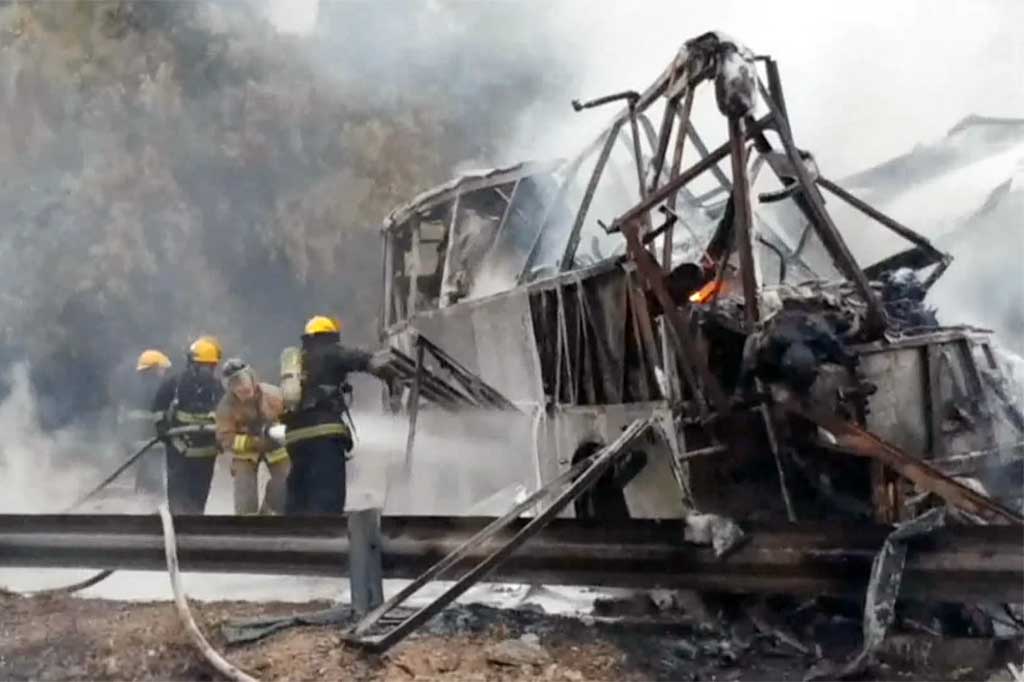 Petugas tengah menyelidiki penyebab kecelakaan tersebut.