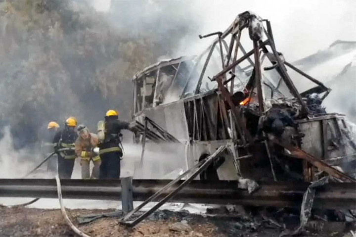 Petugas tengah menyelidiki penyebab kecelakaan tersebut.
