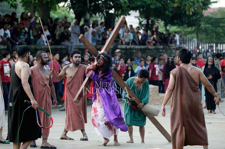Umat Katolik Gelar Teatrikal Jalan Salib