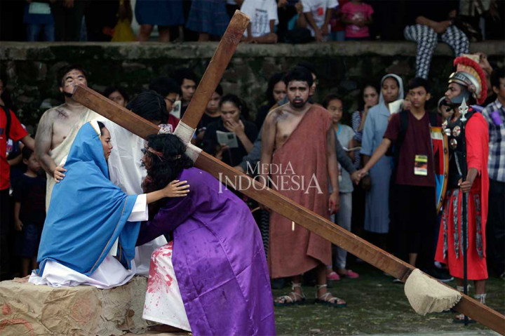 Umat Katolik Gelar Teatrikal Jalan Salib